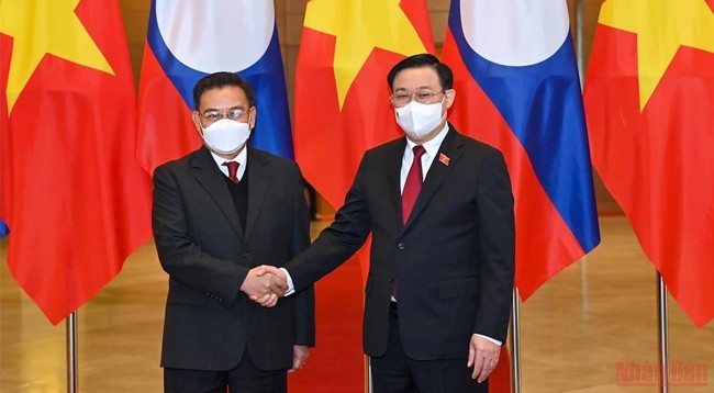 Председатель НС Вьетнама Выонг Динь Хюэ (справа) и Председатель НА Лаоса Сайсомфон Фомвихан. Фото: Зюи Линь
