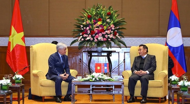 Председатель ЦК ОФВ До Ван Тьиен (слева) и Председатель НА Лаоса Сайсомфон Фомвихан. Фото: VNA