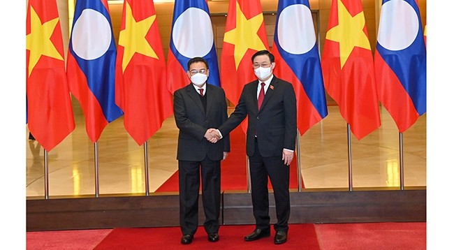 Председатель НС Вьетнама Выонг Динь Хюэ (справа) и Председатель НА Лаоса Сайсомфон Фомвихан. Фото: Зюи Линь