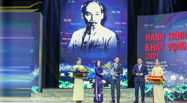 Товарищи Выонг Динь Хюэ и Чыонг Тхи Май вручают памятные медали коллективам и отдельным лицам. Фото: Зюи Линь