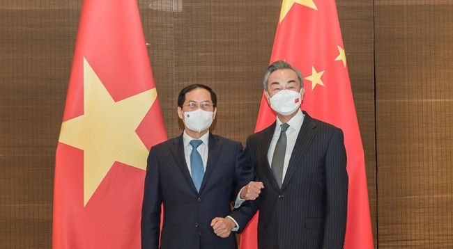 Министр иностранных дел Буй Тхань Шон (слева) и его китайский коллега Ван И. Фото: МИД Вьетнама
