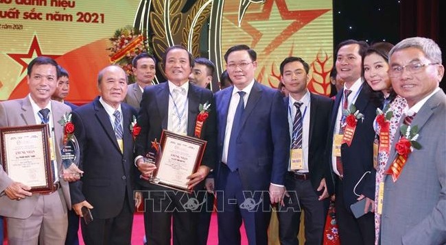 Председатель НС Выонг Динь Хюэ и делегаты на церемонии. Фото: VNA