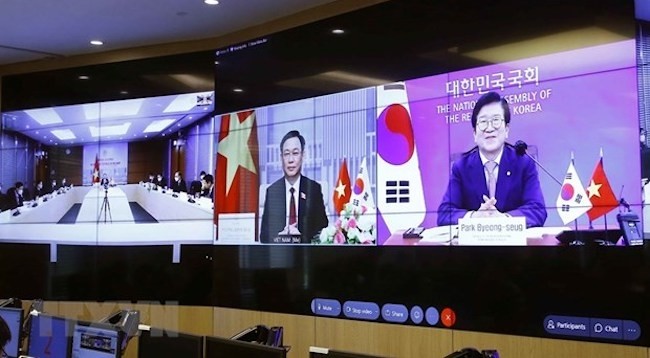 Председатель НС Выонг Динь Хюэ провел онлайн-переговоры с Председателем НС РК Пак Бен Соком в июне 2021 года. Фото: VNA