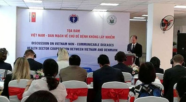 Замминистра здравоохранения Вьетнама Ле Куанг Кыонг выступает на беседе. Фото: thanhtra.com.vn