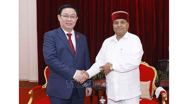 Председатель НС Выонг Динь Хюэ (слева) и губернатор штата Карнатака Тавар Чанд Гелот. Фото: VNA