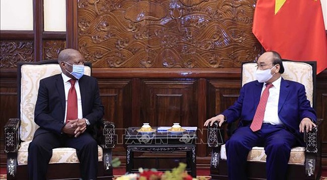 Президент Вьетнама Нгуен Суан Фук (справа) и Посол ЮАР во Вьетнаме Мпетжане Кгаогело Лекгоро. Фото: VNA