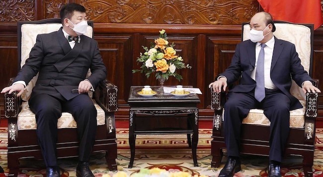 Президент Нгуен Суан Фук (справа) и Посол Монголии Джигджи Сериджав. Фото: VNA