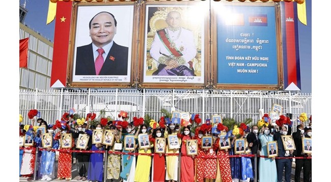 Церемония встречи Президента Вьетнама Нгуен Суан Фука в международном аэропорту Пномпеня. Фото: VNA