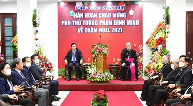 Общий вид встречи Вице-премьера Фам Бинь Миня и Главного архиепископа Джозефа Нгуен Тьи Линя. Фото: Конг Хау