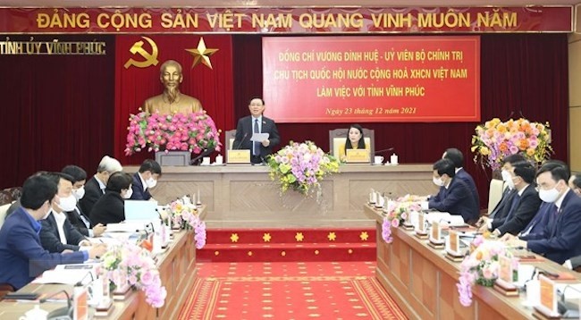 Председатель НС Вьетнама Выонг Динь Хюэ выступает на рабочей встрече. Фото: VNA