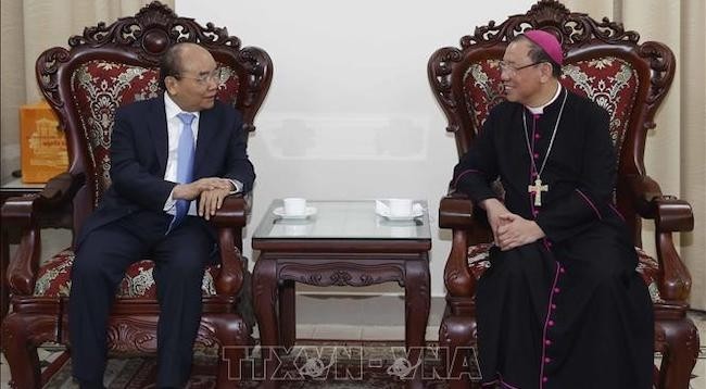 Президент Нгуен Суан Фук и Архиепископ Ханоя Джозеф Ву Ван Тхиен. Фото: VNA