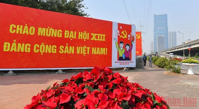 Улицы Ханоя украшены по случаю проведения XIII съезда КПВ. Фото: Зюи Линь