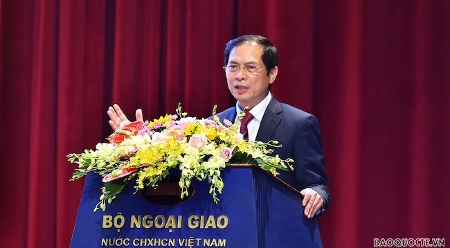 Министр иностранных дел Вьетнама Буй Тхань Шон выступает на закрытии 31-й дипломатической конференции. Фото: baoquocte.vn