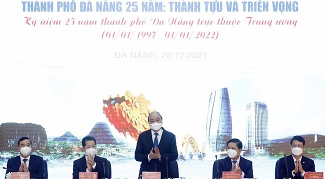 Президент Нгуен Суан Фук принимает участие в беседе. Фото: VNA