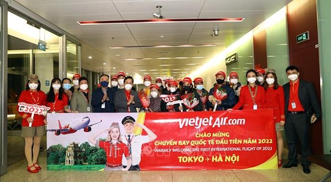 Руководители Управления авиации Вьетнама и компании Vietjet Air приветствуют первых гостей. Фото: VNA