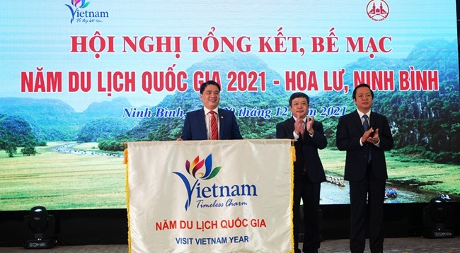 Передача переходящего знамена для проведения Национального года туризма 2022 провинции Куангнам.