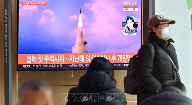 Южнокорейские жители смотрят новости о запуске ракет в КНДР. Фото: AFP/VNA
