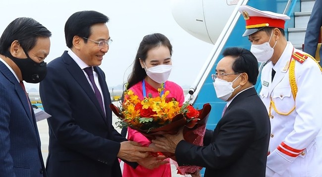 Премьер-министра Лаоса Фанкхама Випхавана встречает Министр, Заведующий канцелярией Правительства Вьетнама Чан Ван Шон (слева). Фото: VNA