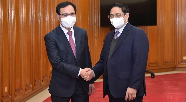Премьер-министр Фам Минь Тьинь (справа) и Генеральный директор комплекса Samsung во Вьетнаме Чхве Джу Хо. Фото: Чан Хай 