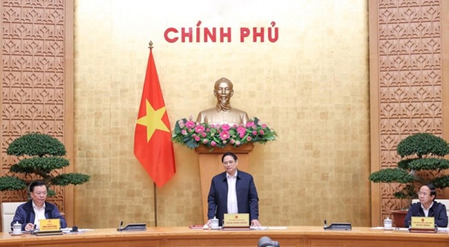 Премьер-министр Фам Минь Тьинь выступает с руководящей речью.