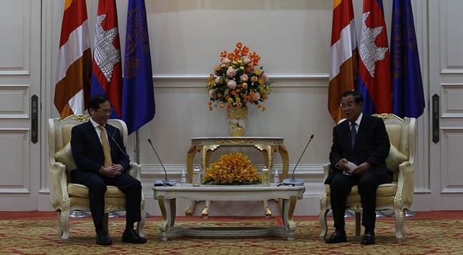 Премьер-министр Камбоджи Самдек Течо Хун Сен (справа) и Министр иностранных дел Вьетнама Буй Тхань Шон. Фото: Нгуен Хиеп