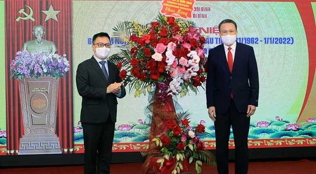 Товарищ Ле Куок Минь дарит поздравительные цветы газете «Тхайбинь». Фото: Май Ту