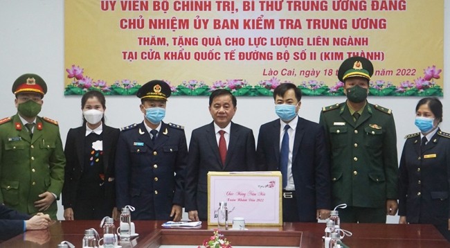 Товарищ Чан Кам Ту посещает междисциплинарные силы в международном контрольно-пропускном пункте №2. Фото: VOV