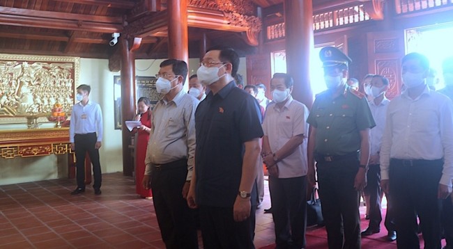 Председатель НС Выонг Динь Хюэ посещает Храм национального предка Вьетнама Лак Лонг Куана.