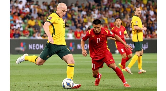 Фам Туан Хай (в красном) пытается отобрать мяч у соперника. Фото: Getty Images