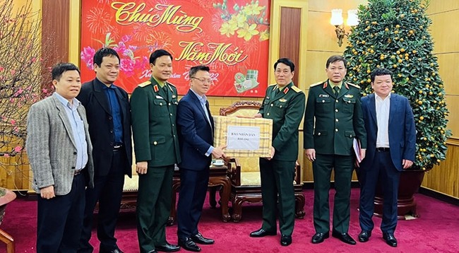 Товарищ Ле Куок Минь вручает подарки ряду семей льготной категории Канцелярии Главного политического управления Вьетнамской народной армии.