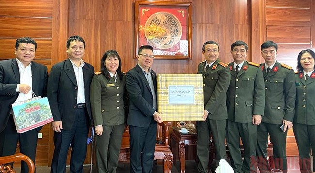 Товарищ Ле Куок Минь вручает подарки руководителям и должностным лицам Управления по вопросам партийной и политической работы.