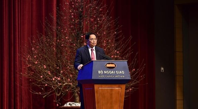 Премьер-министр Фам Минь Тьинь выступает на конференции. Фото: МИД Вьетнама