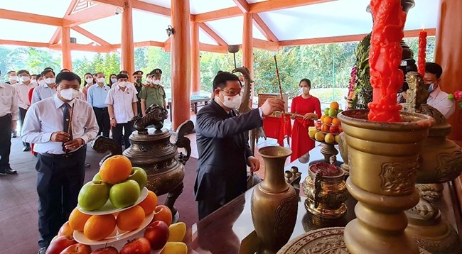 Председатель НС Выонг Динь Хюэ зажигает благовония в память о Президенте Хо Ши Мине.