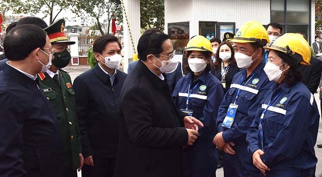 Премьер-министр Фам Минь Тьинь разговаривает с трудящимися АО Деонай. Фото: Чан Хай