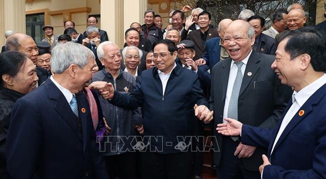 Премьер-министр Фам Минь Тьинь и члены клуба Хамронг. Фото: VNA