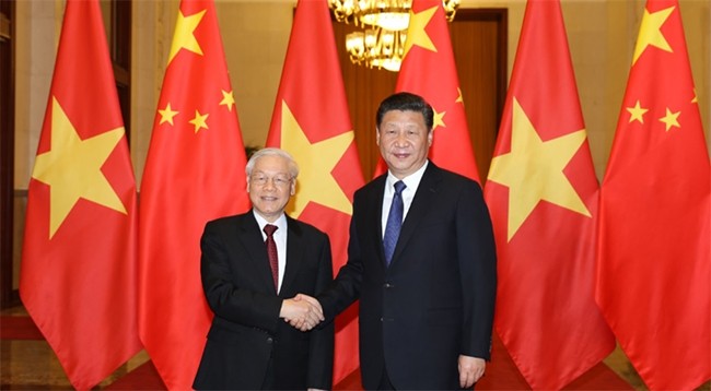 Генеральный секретарь ЦК КПВ Нгуен Фу Чонг (слева) и Генеральный секретарь ЦК КПК, Председатель Китая Си Цзиньпин. Фото: kinhtedothi.vn