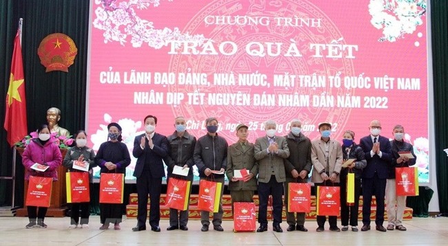 Товарищ До Ван Тьиен и рабочая делегация вручают подарки семьям льготной категории и людям, имеющим заслуги перед революцией, в уезде Тьиланг. Фото: VNA