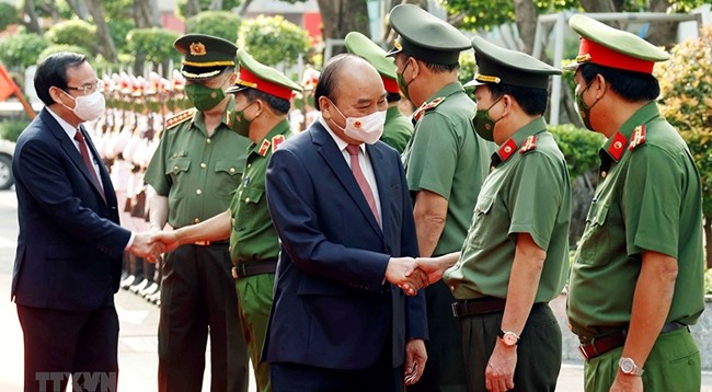 Президент Нгуен Суан Фук и руководители сил общественной безопасности г. Хошимина. Фото: VNA
