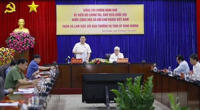 Председатель НС Выонг Динь Хюэ выступает на рабочей встрече. Фото: VNA