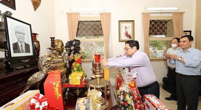 Премьер-министр Фам Минь Тьинь возлагает благовония в память о Премьер-министре Во Ван Киете. Фото: VNA