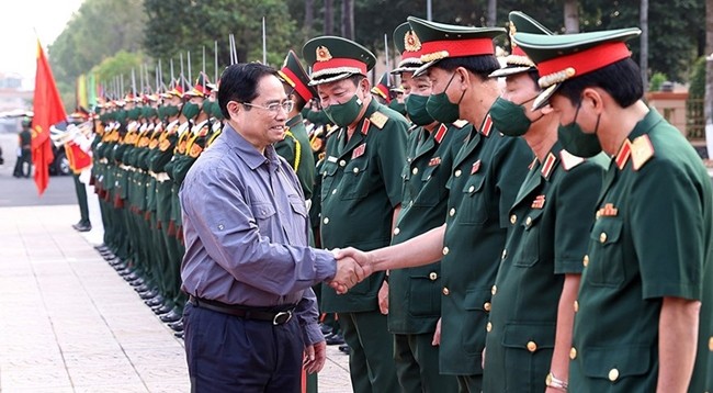 Премьер-министр Вьетнама Фам Минь Тьинь посещает Командование 9-го военного округа. Фото: VNA