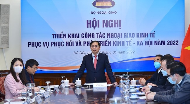 Министр иностранных дел Буй Тхань Шон выступает на конференции. Фото: МИД Вьетнама
