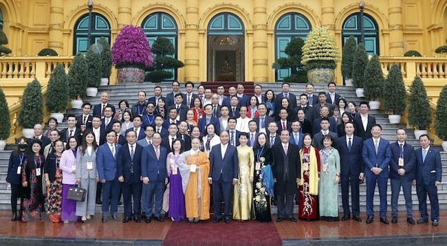 Президент Нгуен Суан Фук с супругой и вьетнамские соотечественники за границей. Фото: VNA