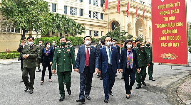 Председатель НС Выонг Динь Хюэ посещает Командование столицы. Фото: Зюи Линь