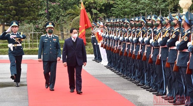 Премьер-министр Фам Минь Тьинь посещает войска ПВО и ВВС. Фото: Чан Хай