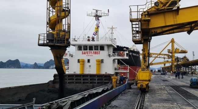Первые тонны угля были загружены на судно Vinacomin 05 для внутреннего потребления. Фото: Куанг Тхо