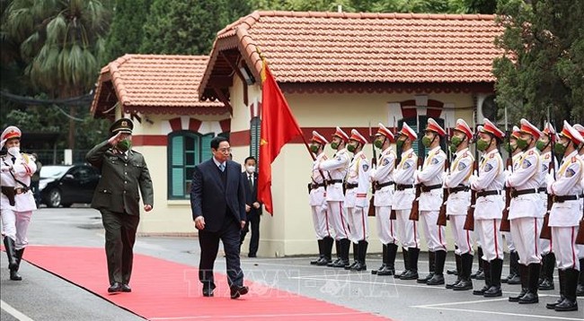 Премьер-министр Фам Минь Тьинь обходит строй почетного караула. Фото: VNA