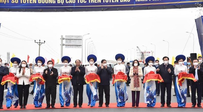 Премьер-министр Фам Минь Тьинь и делегаты выполняют церемонию открытия проекта. Фото: Чан Хай