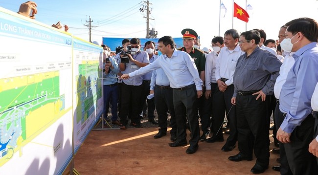 Премьер-министр Фам Минь Тьинь посещает проект международного аэропорта Лонгтхань. Фото: Нят Бак