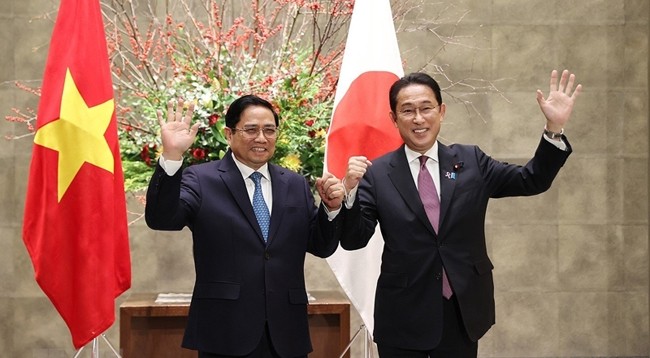 Премьер-министр Вьетнама Фам Минь Тьинь и Премьер-министр Японии Кисида Фумио. Фото: VNA